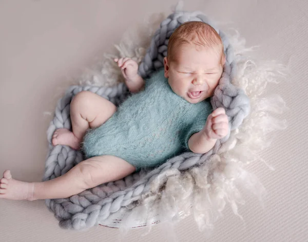 Söt Nyfödd Pojke Gäspande Efter Att Sovit Stickad Kostym Förtjusande — Stockfoto