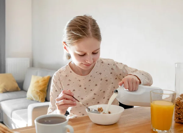Söt Flicka Barn Lägga Mjölk Till Plattan Med Spannmål Havre — Stockfoto