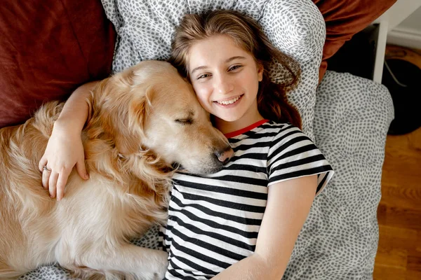 Menina Bonita Abraçando Cão Golden Retriever Deitado Cama Adolescente Sexo — Fotografia de Stock