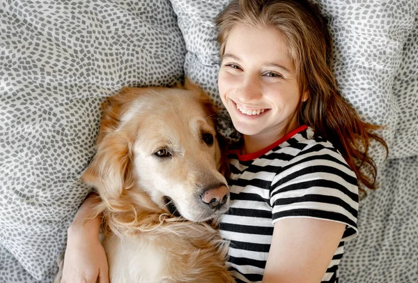 Mooi Meisje Knuffelende Golden Retriever Hond Lachend Liggend Bed Gelukkig — Stockfoto