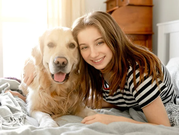 Mooi Meisje Knuffelend Gouden Retriever Hond Lachend Zittend Bed Vrouwelijke — Stockfoto