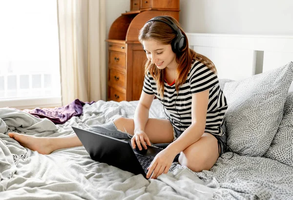 Pretty Girl Headphones Laptop Bed Online Learning Webinar Beautiful Teenager — Stock Photo, Image