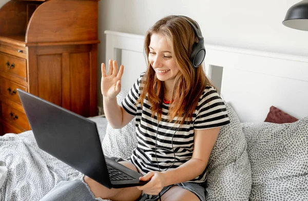 Nternette Webinar Öğrenirken Kulaklığı Laptopu Olan Güzel Bir Kız Güzel — Stok fotoğraf