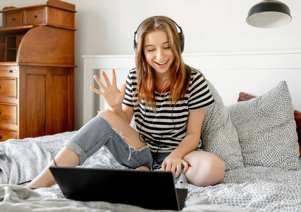 Όμορφο Κορίτσι Ακουστικά Και Laptop Στο Κρεβάτι Κατά Διάρκεια Της — Φωτογραφία Αρχείου