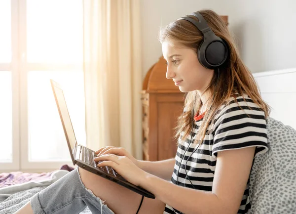 Pretty Girl Headphones Laptop Bed Listening Online Webinar Beautiful Teenager — Stock Fotó