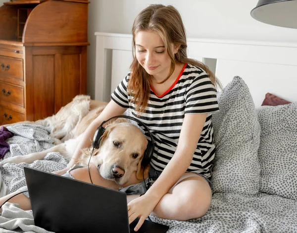 Pretty Girl Golden Retriever Dog Headphones Laptop Bed Female Teenager —  Fotos de Stock