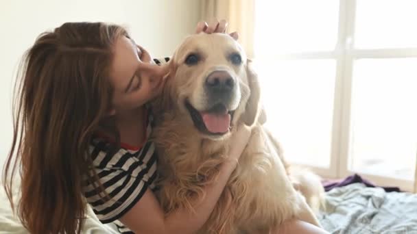 Pretty Girl Hugging Golden Retriever Dog Smiling Sitting Bed Female — Stock Video