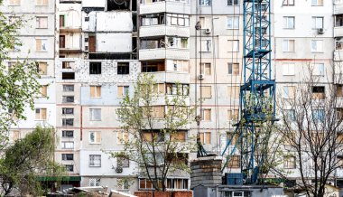 Ukrayna 'daki savaş sırasında Rus füze saldırısından sonra bina duvarını yıktılar. Düşman askeri işgalinden sonra Harkiv 'deki harabeler