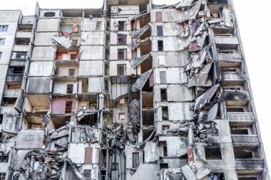 Ukrayna 'daki savaş sırasında Rus füze saldırısından sonra bina duvarını yıktılar. Terörist saldırısından sonra Kharkiv 'de ev harabeye döndü