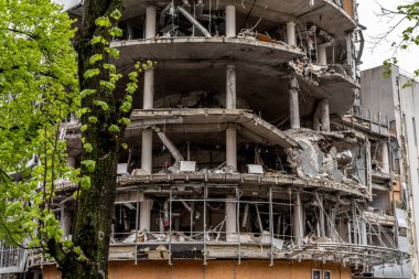 Ukrayna 'daki Putin savaşı sırasında Rus füze saldırısından sonra duvarları olmayan yıkılmış bir bina. Kharkiv 'de ev harabeleri