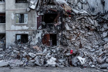Ukrayna 'daki savaş sırasında Rus füze saldırısından sonra bina duvarını yıktılar. Terörist saldırısından sonra Kharkiv 'de ev harabeye döndü