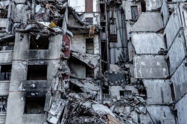 Ukrayna 'daki savaş sırasında Rus füze saldırısından sonra bina duvarını yıktılar. Terörist saldırısından sonra Kharkiv 'de ev harabeye döndü