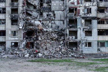 Ukrayna 'daki savaş sırasında Rus füze saldırısından sonra bina duvarını yıktılar. Terörist saldırısından sonra Kharkiv 'de ev harabeye döndü