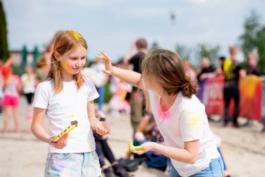 Hint geleneksel Holi festivalinde renkli tozlarla eğlenen güzel kardeşler. Genç kız ve çocukluk arkadaşı tatilin tadını çıkarıyorlar.