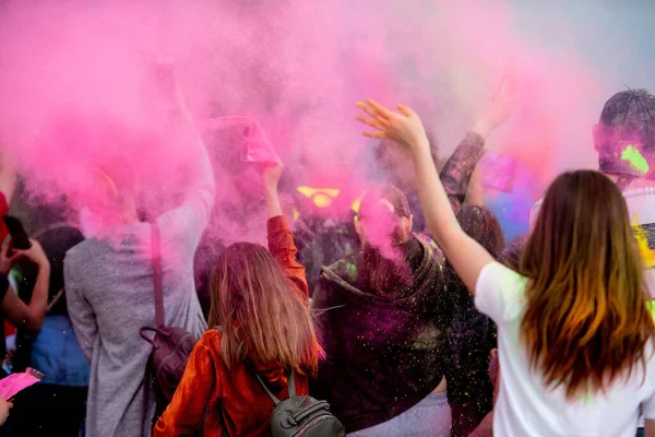 People Colorful Powder Indian Holiday Holi Positive Crowd Having Fun — Stock Photo, Image
