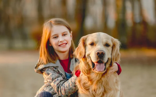 Peuter Meisje Met Golden Retriever Hond Zitten Park Prachtige Lente — Stockfoto