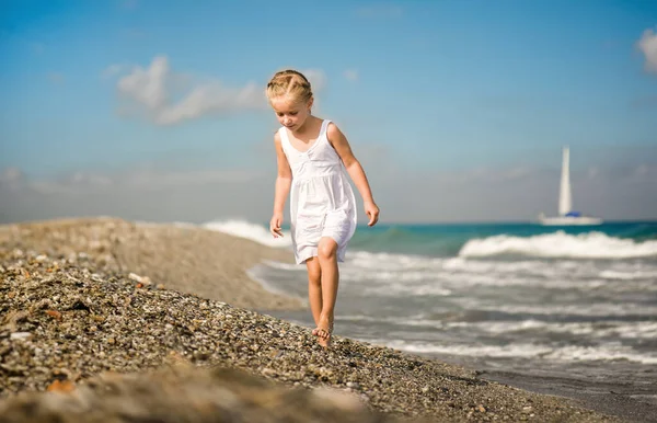 Carino Bambina Sulla Spiaggia Tropicale Vacanza — Foto Stock