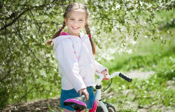 可爱的小女孩 在一辆自行车上的肖像 — 图库照片
