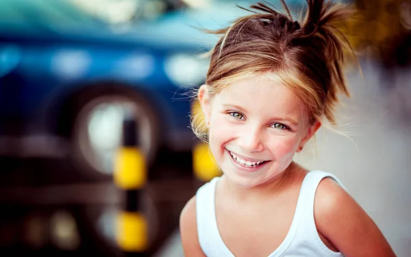 Πορτρέτο Του Ένα Ευτυχισμένο Liitle Χαριτωμένο Κορίτσι Close — Φωτογραφία Αρχείου