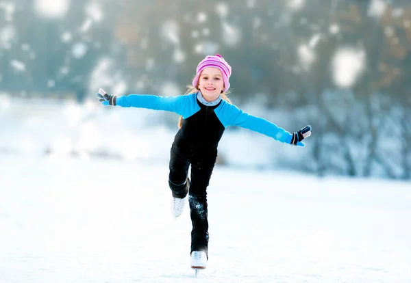 Glückliches Süßes Kleines Mädchen Thermoanzug Schlittschuhlaufen — Stockfoto
