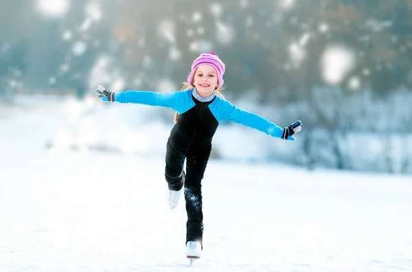 スケート熱スーツで幸せなかわいい女の子 — ストック写真