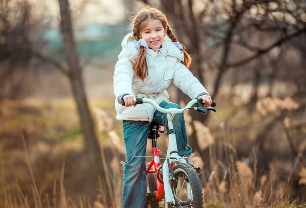 Lycklig Söt Liten Flicka Cykel Våren — Stockfoto