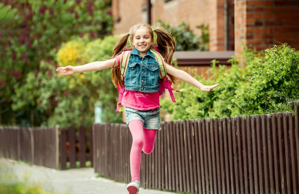 Mała Dziewczynka Plecakiem Biegać Szkoły — Zdjęcie stockowe