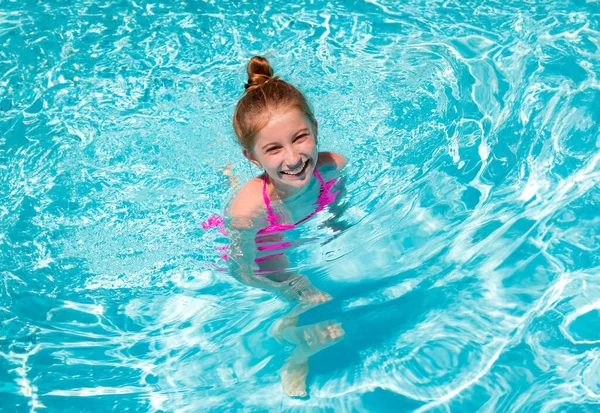 Portrait Lovely Little Teenage Girl Ressting Edge Swimming Pool Squinting — Stock Photo, Image