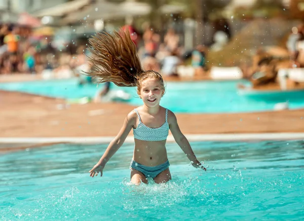 可爱的小女孩的肖像 Ressting 在游泳池边上 眯着眼睛 因为阳光灿烂 — 图库照片