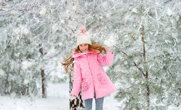 Édes Gyermek Szórakozás Kívül Télen Hosszú Haja Játszó — Stock Fotó