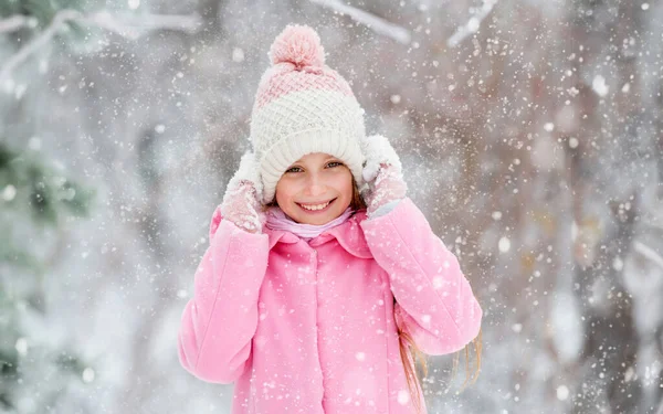 Menina Encantadora Sorrindo Amplamente Feliz Floresta Inverno Segurando Seu Chapéu — Fotografia de Stock
