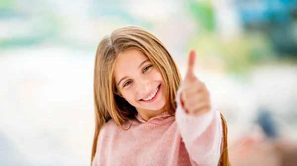 Ευτυχισμένο Κορίτσι Του Σχολείου Που Δείχνει Τον Αντίχειρα — Φωτογραφία Αρχείου