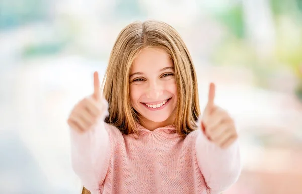 Cute Little Girl Pokazując Znak Super Obu Kciuków — Zdjęcie stockowe