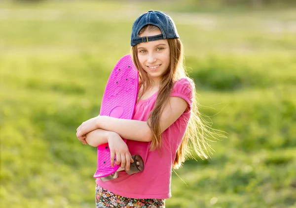 Adolescente Attrayante Avec Chapeau Sur Tenue Planche Patinage Rose Vif — Photo
