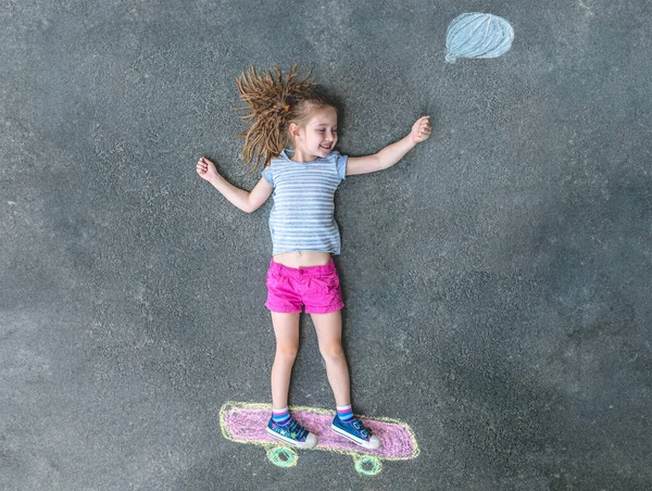 Schattig Klein Meisje Een Skateboard Getrokken Met Krijt Stoep Van — Stockfoto