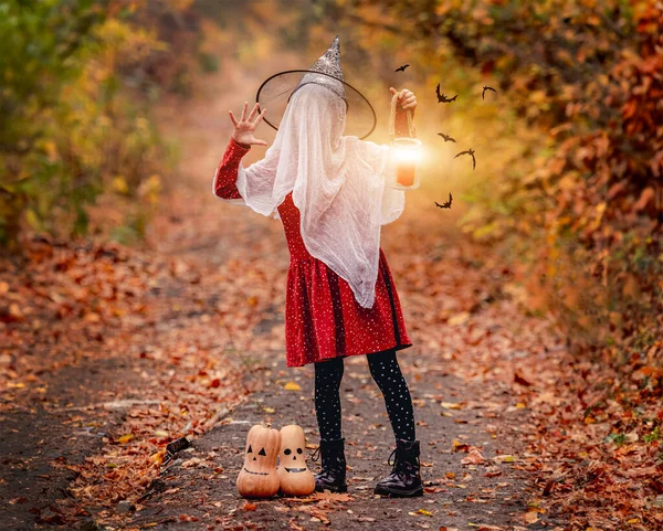 Mała Dziewczynka Ubrana Halloween Party Stoi Jesiennym Lesie Pobliżu Urządzone — Zdjęcie stockowe