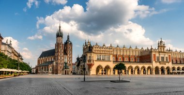 POLAND, KRAKOW. 1 Temmuz 2015 'te Krakow Polonya' da bulutlu bir günde nefes kesici Doğu Avrupa kaldırımlı kare bina