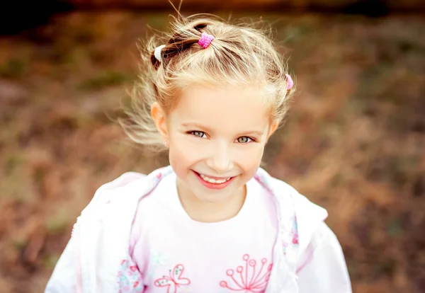 Portret Pięknej Liliowej Dziewczyny Bliska — Zdjęcie stockowe