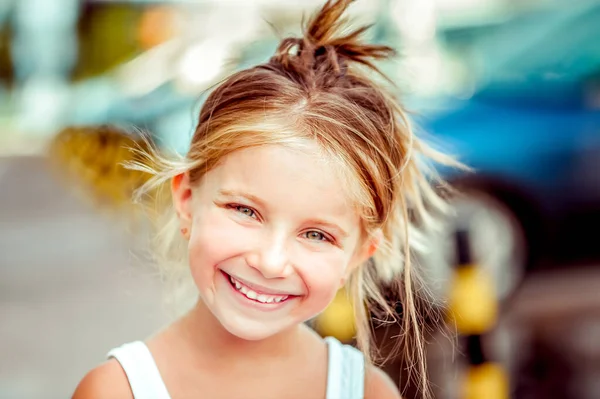 Retrato Uma Menina Liitle Bonito Feliz Close — Fotografia de Stock