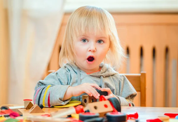 Χαριτωμένο Δύο Χρονών Κοριτσάκι Στο Σπίτι Στο Νηπιαγωγείο Παίζοντας Κατασκευαστή — Φωτογραφία Αρχείου