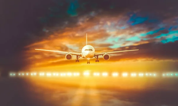 Samolot Ląduje Pasie Startowym Tle Wspaniały Zachód Słońca — Zdjęcie stockowe