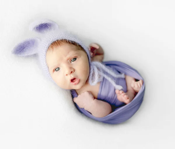新生児女の子とともに美しいです青い目身に着けていますニット帽とともにベニー耳スタジオポートレート — ストック写真