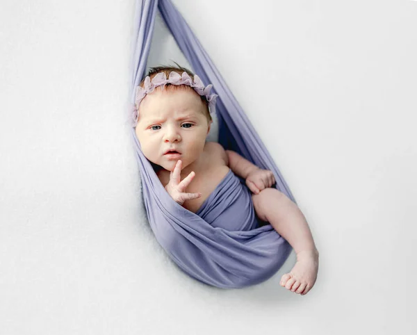 Noworodka Dziewczynka Pięknymi Niebieskimi Oczami Hamaku Studio Portret Słodkie Dziecko — Zdjęcie stockowe