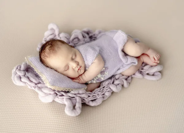 Menina Recém Nascida Dormindo Travesseiro Malha Cobertor Bonito Bebê Criança — Fotografia de Stock