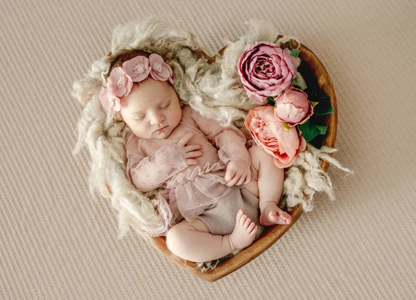 Bebé Recién Nacido Niña Usando Vestido Durmiendo Forma Corazón Cesta —  Fotos de Stock