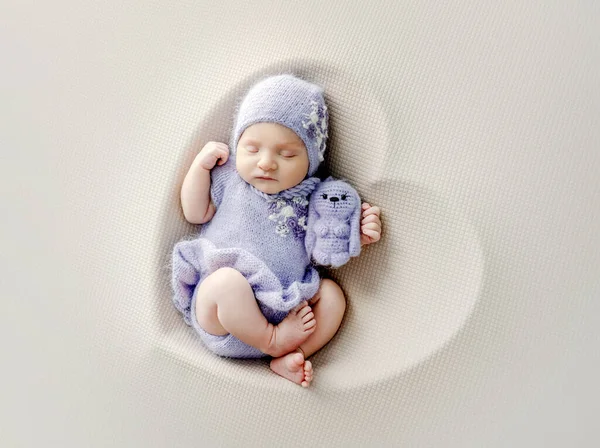 Novorozené Dítě Dívka Sobě Šaty Spí Tvaru Srdce Koše Hračkou — Stock fotografie