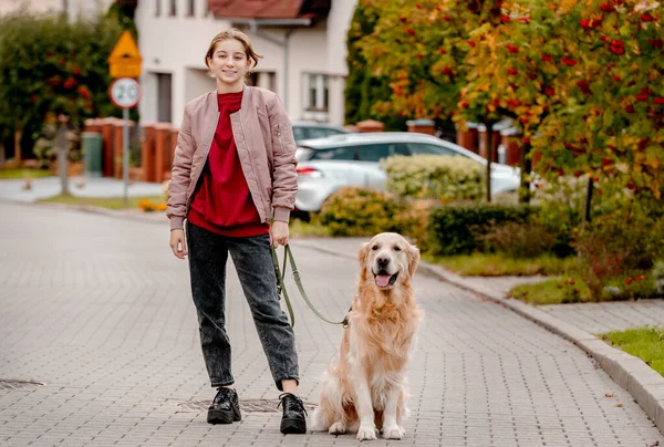 Tonåring Flicka Rosa Jacka Med Golden Retriever Hund Spets Tittar — Stockfoto