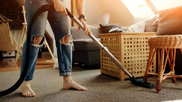 女孩在家里用吸尘吸尘器清洁地毯 在公寓里打杂的女管家 — 图库照片