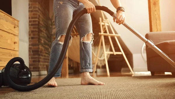 먼지에서 진공청소기로 카펫을 청소하는 아파트에서 가정부 — 스톡 사진