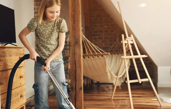 Kız Evdeki Toz Süpürgesiyle Halı Temizliyor Süpürgesi Olan Genç Bir — Stok fotoğraf